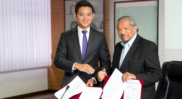 Founder of BookDoc, Dato Chevy Beh with  Vice Chairman of THONEH, Chairman of EXCO,  Dato S. Kulasegaran exchanging MOU
