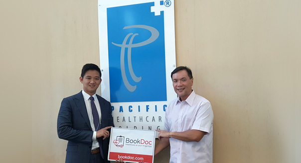  Bookdoc Founder with CEO of Pacific Healthcare, Dr Leslie Koh