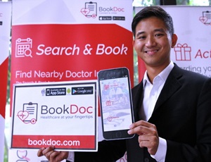 KUALA LUMPUR, 10 Okt -- Founder of BookDoc Datuk Chevy Beh showing a BookDoc mobile application during BookDoc Active Event in partnership with additional new reward partners with New Balance, Aquaria KLCC and MBG Fruitshop at Menara OBYU Petaling Jaya today. BookDoc is a free application on both Apps Store and Google Play Store and currently has over 50 reward partners in 12 countries. --fotoBERNAMA (2017) COPYRIGHTS RESERVED